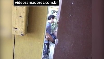 Voyeur filmuje młodą parę, która się pieprzy, dopóki nie odkrywa nagrania